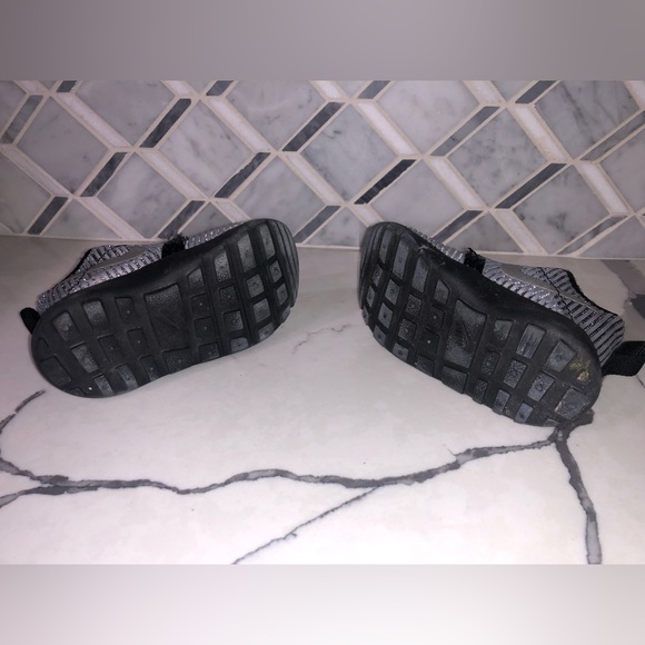 Baby Nike Athletic Shoes Black and Silver Size 4 - Picture 4 of 5
